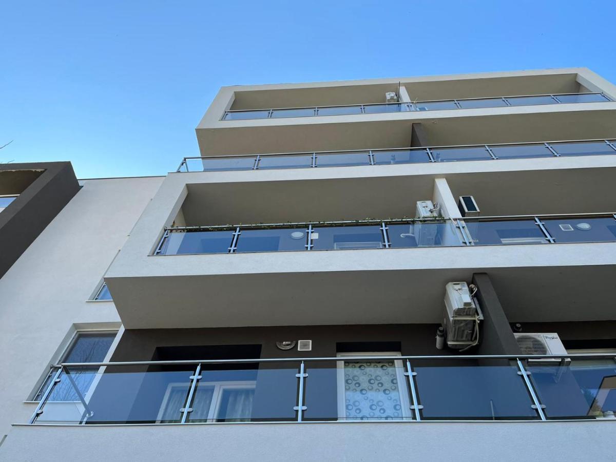 Tranzzzit Airport Apartment Otopeni Buitenkant foto